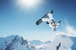 开云体育-冷门之夜，英雄无名，记山东队爆冷力克上海队的沸腾夜无名英雄布伦森闪耀赛场，三分绝杀背后的故事