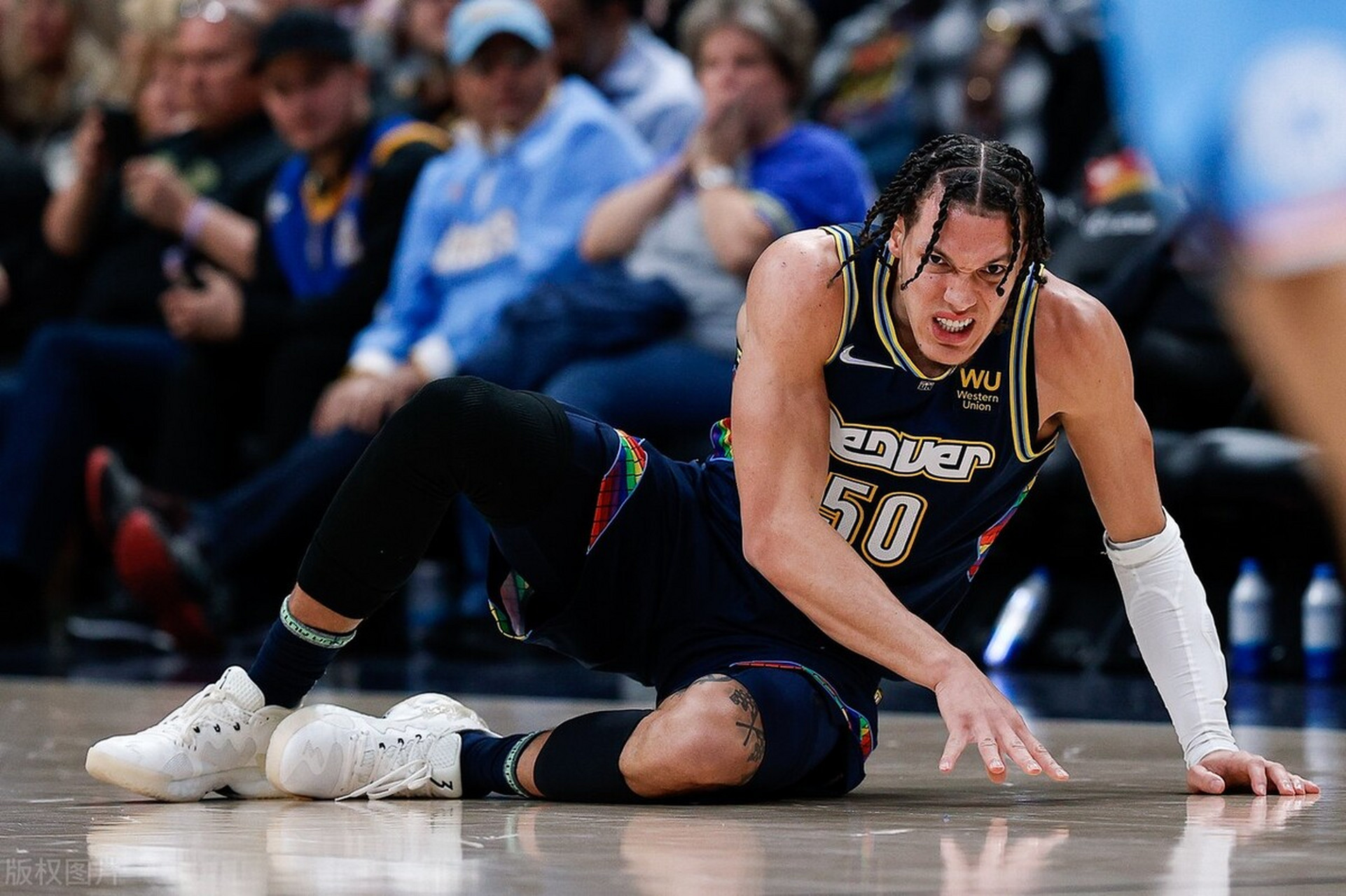 雄鹿队客场大胜掘金,布罗格登表现抢眼 雄鹿队客场大胜掘金,布罗格登表现抢眼