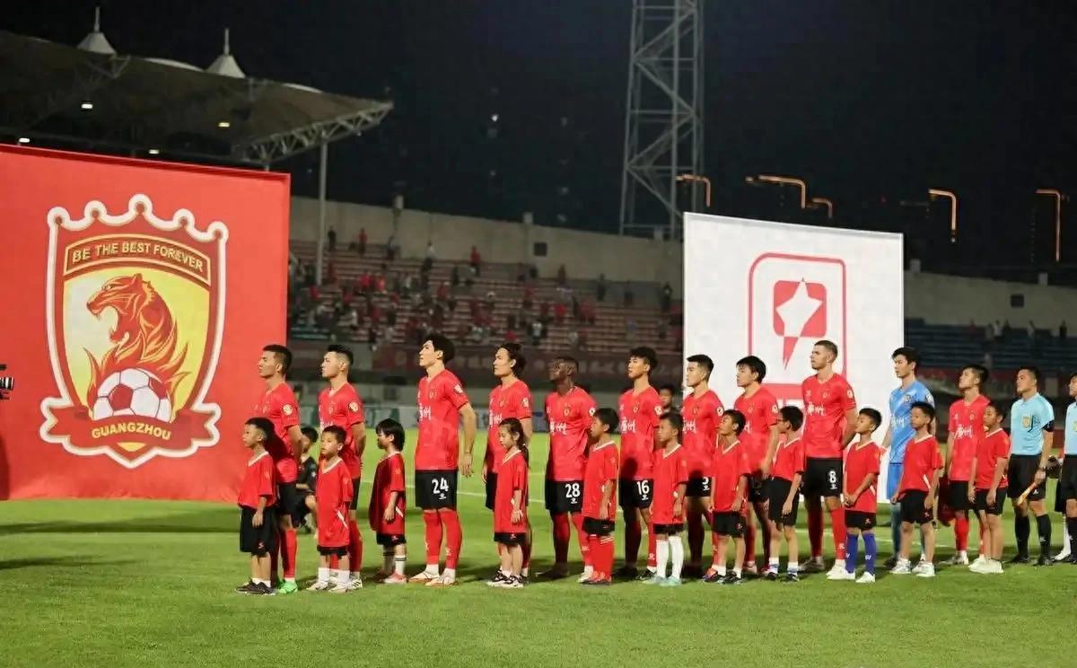 包含广州队主场告捷，球迷热情庆祝胜利的词条