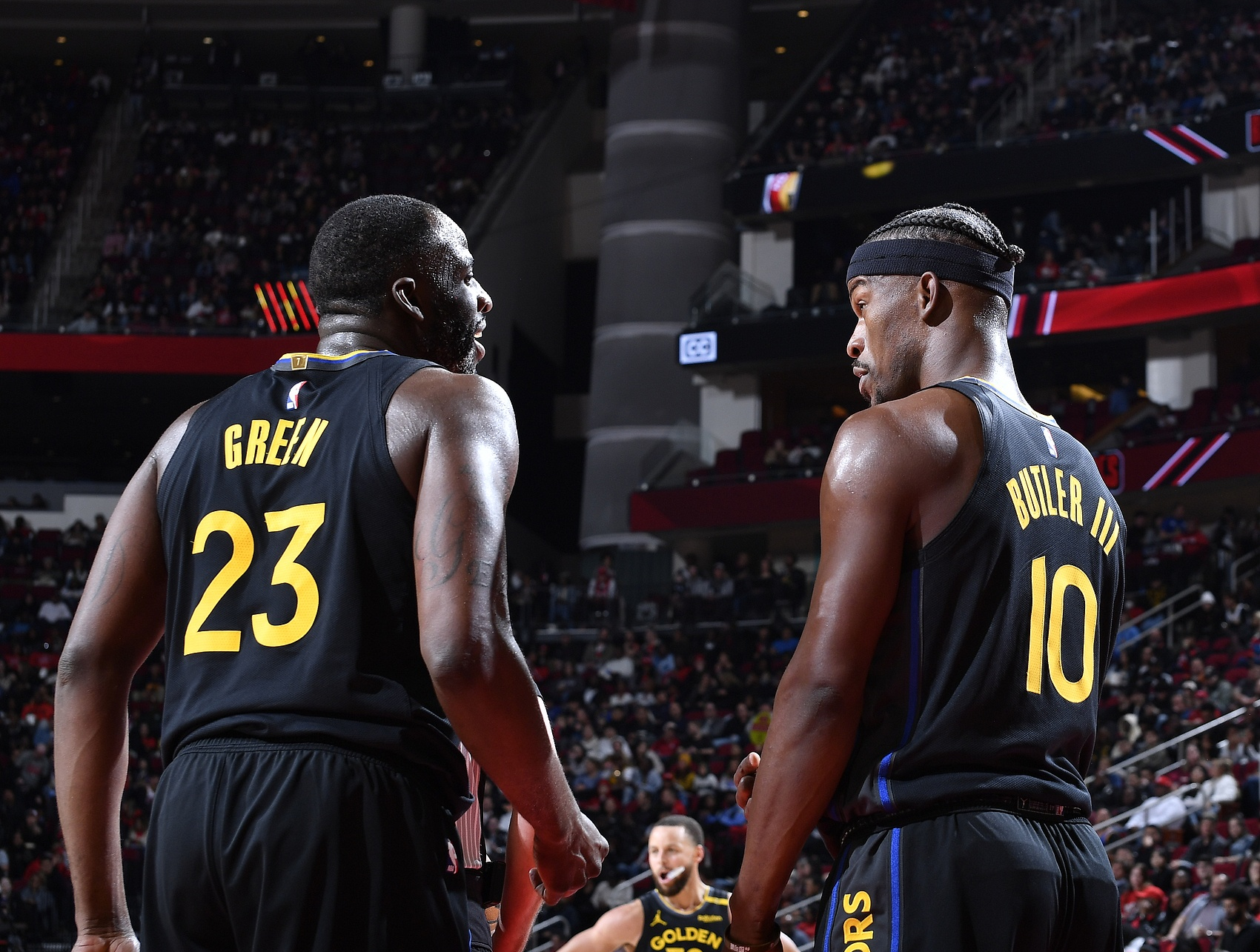 火箭队遭遇惨败，主教练大力调整阵容