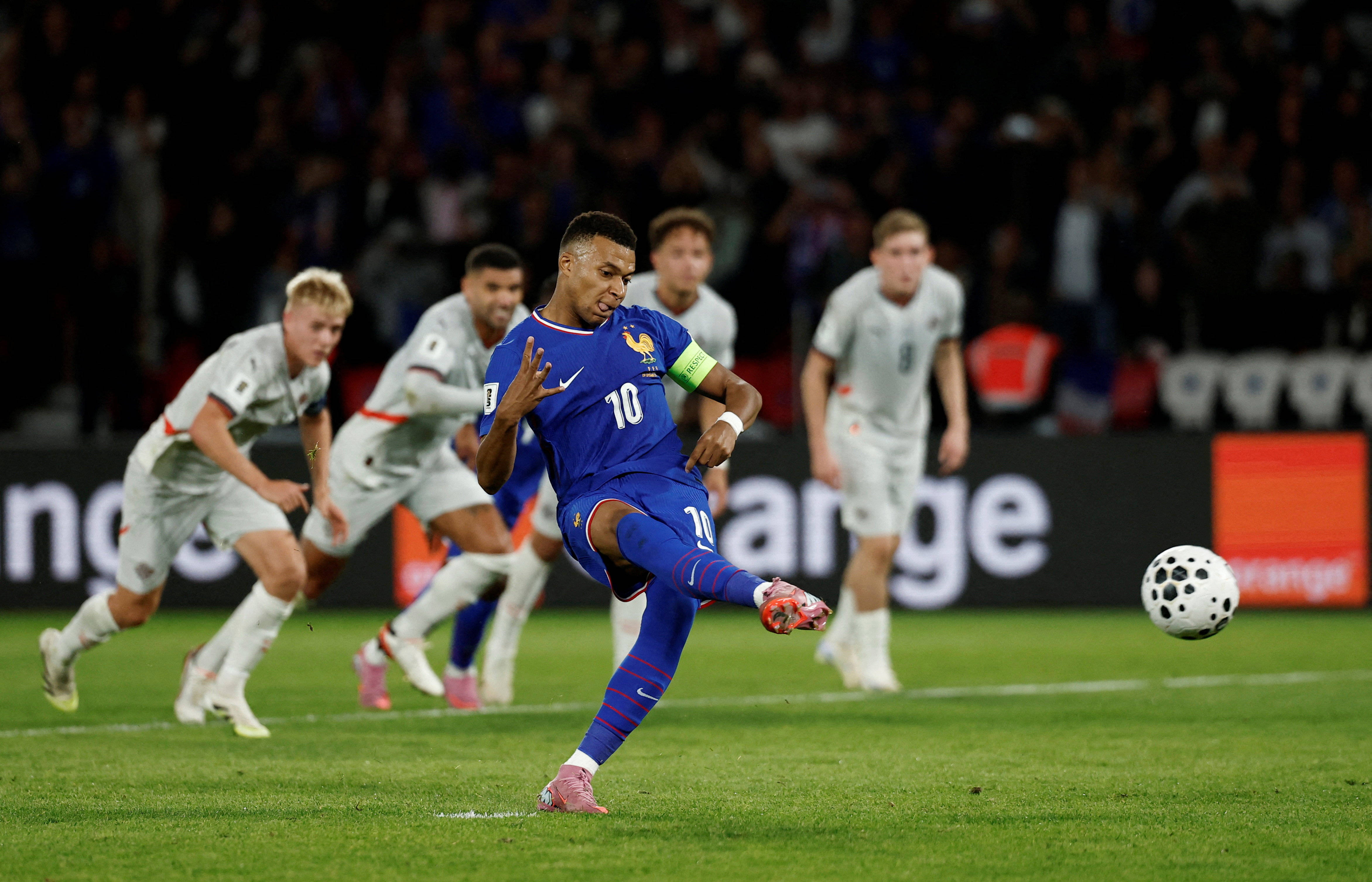 法国足球比赛中球员们拼出了最好的表现 法国足球比赛中球员们拼出了最好的表现