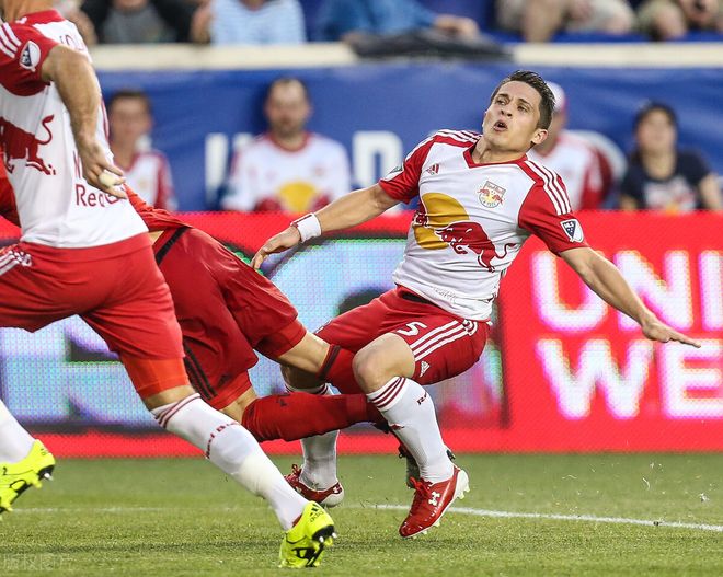 梅赛德斯轻取红牛二队,皮亚斯特里带队取胜 梅赛德斯轻取红牛二队,皮亚斯特里带队取胜