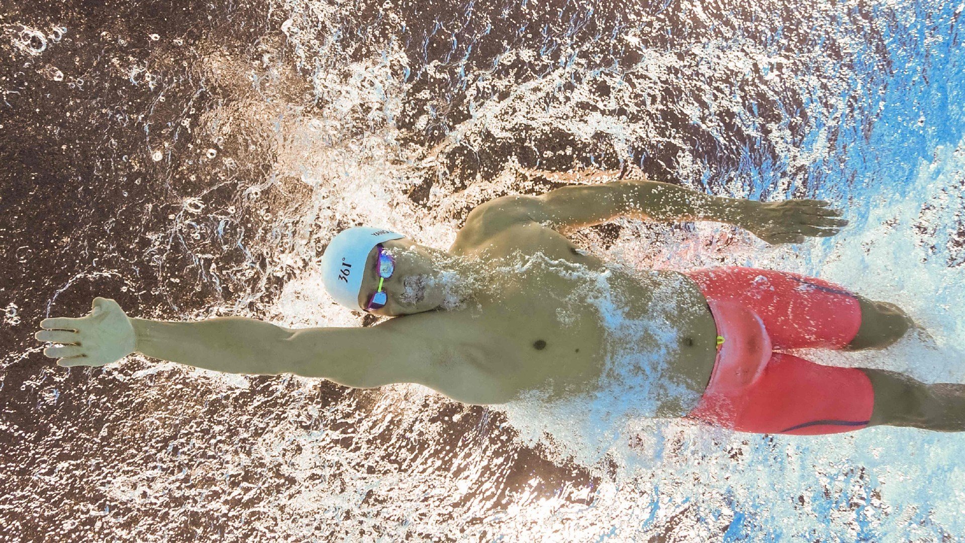 在冰原与岩浆之间,克瓦拉茨赫利亚的极地火焰点燃胜利之夜