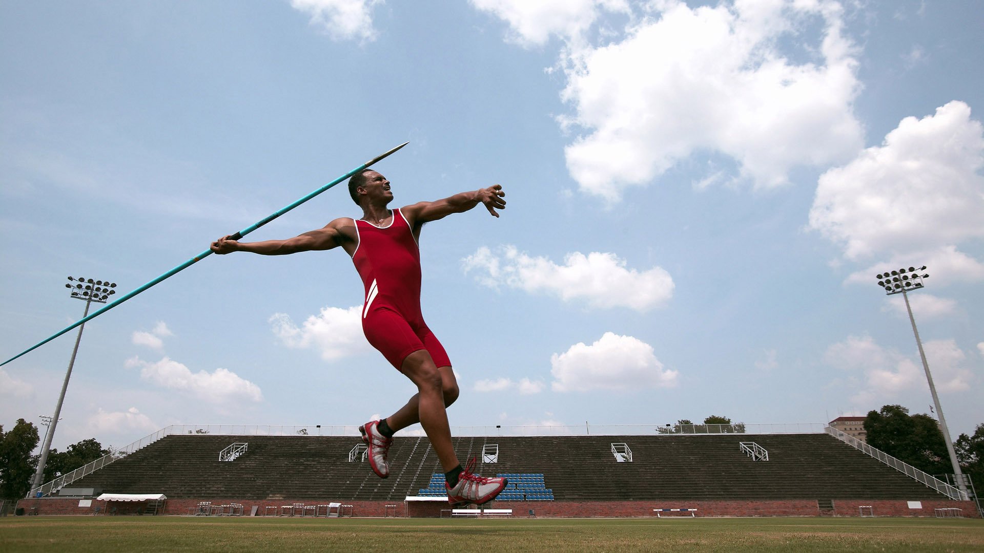 银箭破晓，孤星扛旗，当碾压成为艺术，谁以血肉筑起王座？