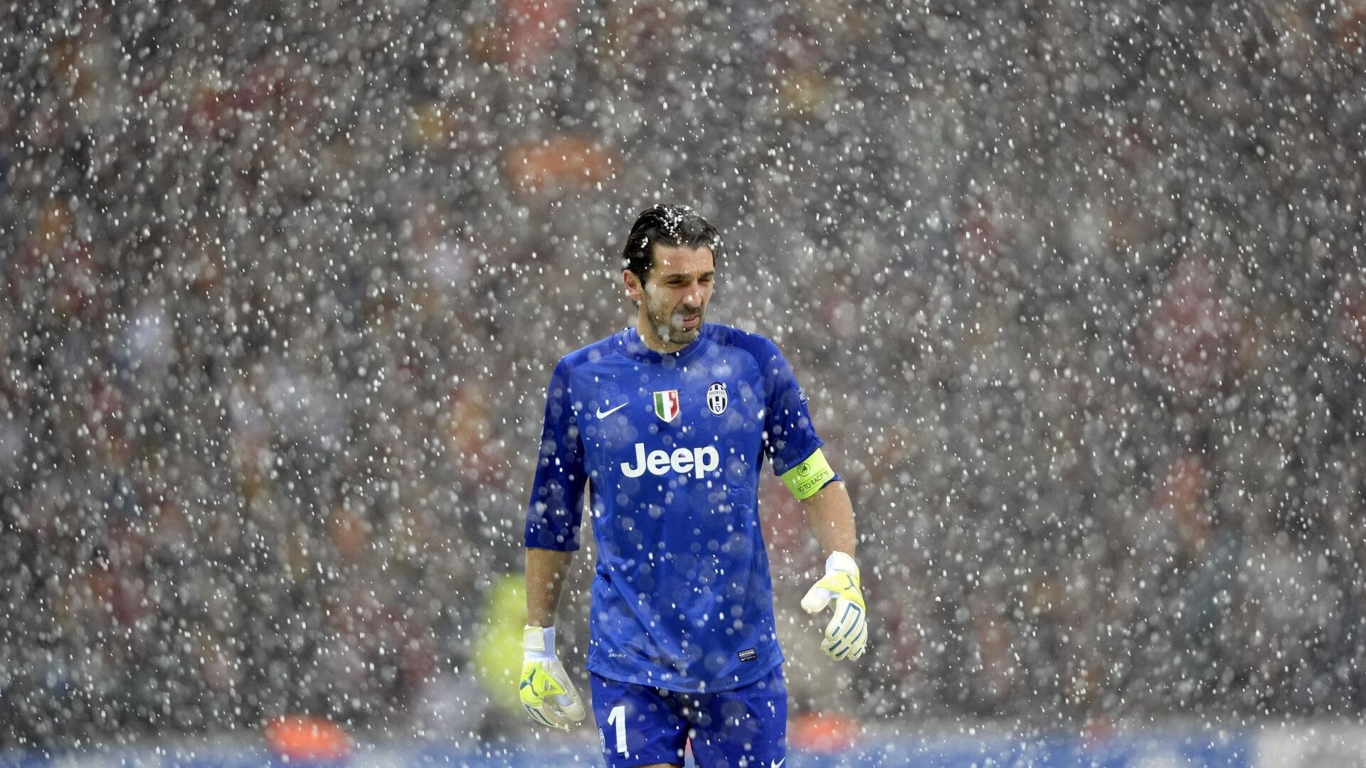 双线绝杀！阿隆索改写历史之夜，梅赛德斯末圈逆袭阿斯顿马丁